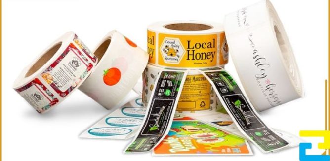 Hình ảnh các loại decal đa dạng được bày biện trên bàn, thể hiện sự khác biệt về chất liệu, màu sắc và độ bóng. 