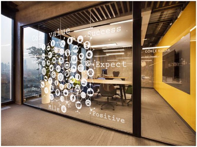 In decal trong trang trí nội thất là giải pháp hiện đại và linh hoạt giúp nâng tầm không gian sống và làm việc. Với công nghệ in decal chất lượng cao, các họa tiết, màu sắc và hình ảnh được thể hiện sắc nét, sinh động, phù hợp với nhiều phong cách thiết kế như hiện đại, cổ điển, tối giản hay nghệ thuật.