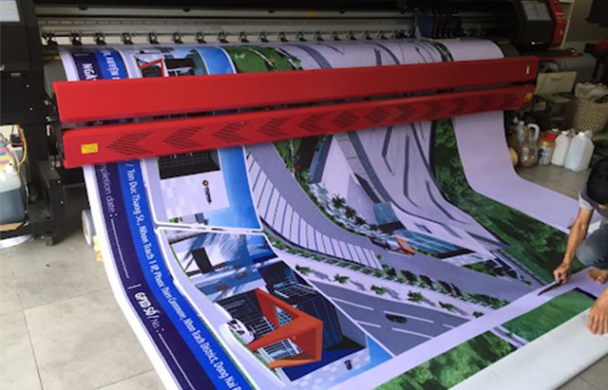 In bạt khổ lớn chất lượng cao sử dụng cho biển quảng cáo ngoài trời, với màu sắc sắc nét và độ bền cao dưới mọi điều kiện thời tiết.