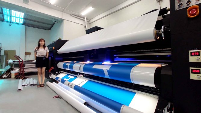 Dịch vụ poster in UV 2 mặt mang đến giải pháp quảng bá hiện đại, chuyên nghiệp cho các cửa hàng thời trang muốn tạo ấn tượng mạnh với khách hàng ngay từ cái nhìn đầu tiên. Công nghệ in UV cao cấp cho hình ảnh sắc nét, màu in chân thực, thể hiện trọn vẹn phong cách thương hiệu.