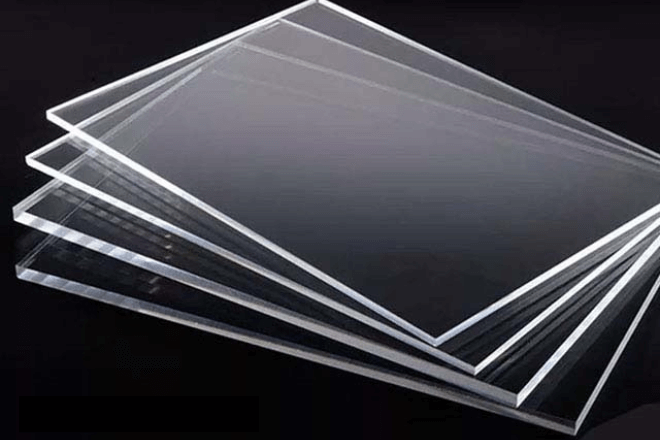 Tấm mica chống trầy xước được sử dụng trong không gian showroom hiện đại, làm bảng giới thiệu sản phẩm, bảng tên khu vực hoặc biển chỉ dẫn.